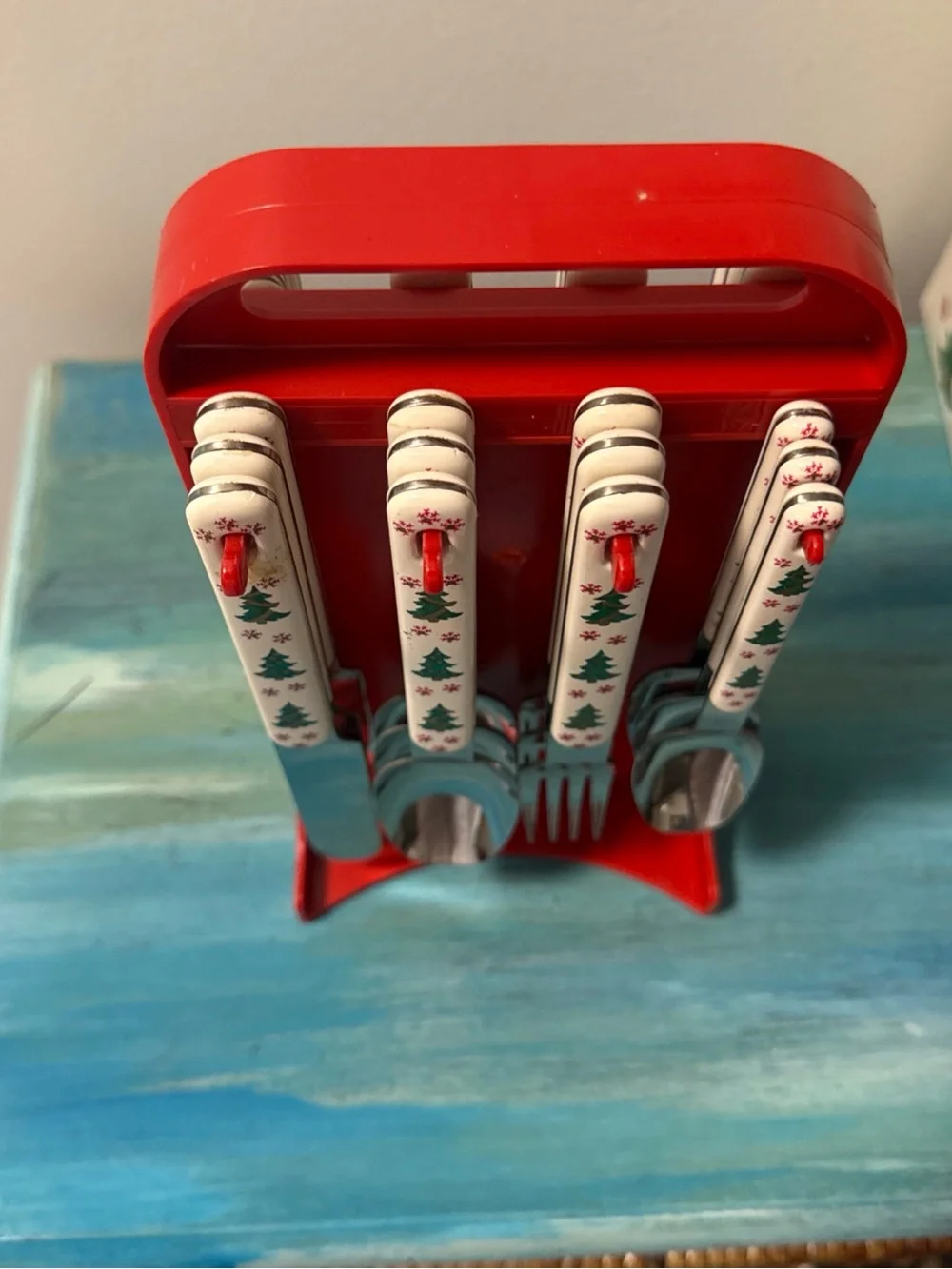 Oneida White and Green Holiday Tree 24 Piece Flatware Set with Red caddy and box